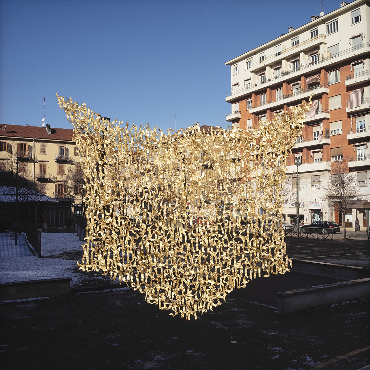 Via Pellice (corale), Piazza Risorgimento (voci: aaaaaa)&rdquo;, 2019, foto, carta adesiva metallizzata oro, 150 &times; 150 cm
